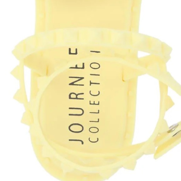 Journee Collection Saphira Solid Flatform Sandals - Picture 4 of 6